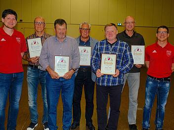 Stellvertretender Vorsitzender Stefan Eyrich-Halbig (links) und Vorsitzender Matthias Hüttl (rechts) gratulierten (weiter von links): Siegfried Kleinhenz, Siegfried Wunder, Bertold Zink, Günter Hüttl und Roland Mayer.Gerd Schaar