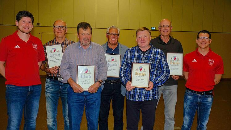 Stellvertretender Vorsitzender Stefan Eyrich-Halbig (links) und Vorsitzender Matthias Hüttl (rechts) gratulierten (weiter von links): Siegfried Kleinhenz, Siegfried Wunder, Bertold Zink, Günter Hüttl und Roland Mayer.Gerd Schaar