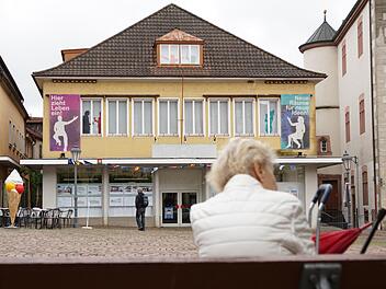 Das leer stehende Kaufhaus am Marktplatz bleibt noch etwas länger unberührt. Foto: Arkadius Guzy