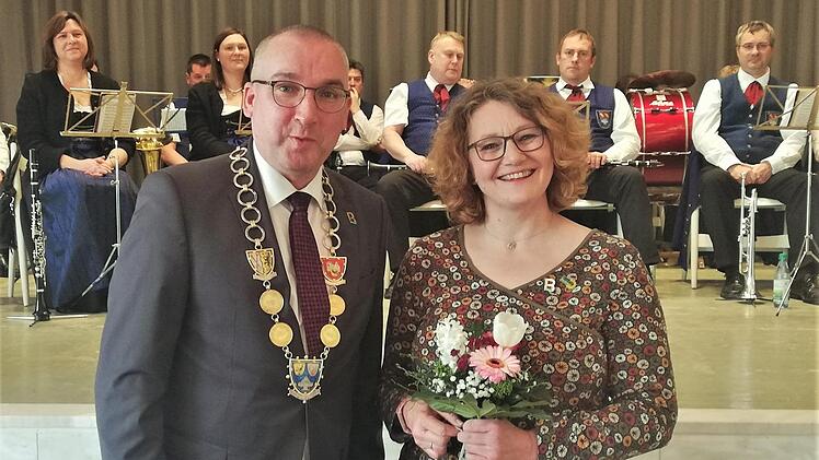 Gemeinderätin und Chorleiterin Antje Kopp erhielt von Bürgermeister Andreas Sandwall Glückwünsche zur Verleihung des Kulturehrenbriefs des Landkreises. Foto: Sigismund von Dobschütz