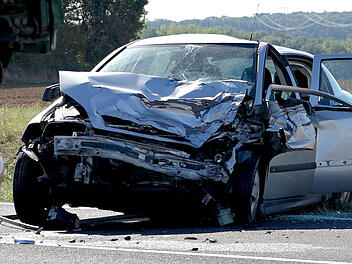T&ouml;dlicher Verkehrsunfall in Sommerhausen: Opel mit Lastwagen kollidiert