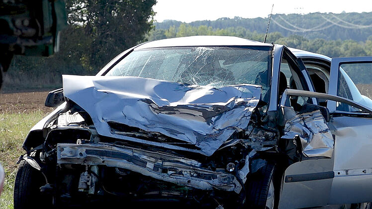 T&ouml;dlicher Verkehrsunfall in Sommerhausen: Opel mit Lastwagen kollidiert