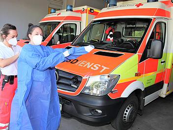 Um sich vor einer möglichen Ansteckung zu schützen, tragen die Rettungsdienstmitarbeiter bei der Behandlung und dem Transport von Patienten Schutzkleidung. Notfallsanitäterin Wiebke Göhringer (links) und Rettungssanitäterin Milena Perez Viera zeigen, wie das aussieht. Michael Will