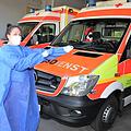 Um sich vor einer möglichen Ansteckung zu schützen, tragen die Rettungsdienstmitarbeiter bei der Behandlung und dem Transport von Patienten Schutzkleidung. Notfallsanitäterin Wiebke Göhringer (links) und Rettungssanitäterin Milena Perez Viera zeigen, wie das aussieht. Michael Will