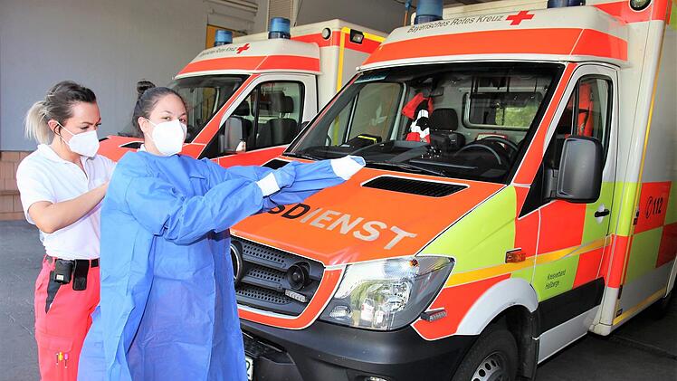 Um sich vor einer möglichen Ansteckung zu schützen, tragen die Rettungsdienstmitarbeiter bei der Behandlung und dem Transport von Patienten Schutzkleidung. Notfallsanitäterin Wiebke Göhringer (links) und Rettungssanitäterin Milena Perez Viera zeigen, wie das aussieht. Michael Will
