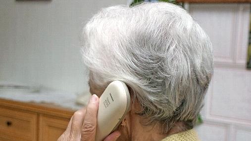 Enkeltrickbetrüger gaukeln ihren Opfern am Telefon vor, ein naher Verwandter sei in finanzieller Not.