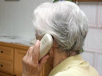 Enkeltrickbetrüger gaukeln ihren Opfern am Telefon vor, ein naher Verwandter sei in finanzieller Not.