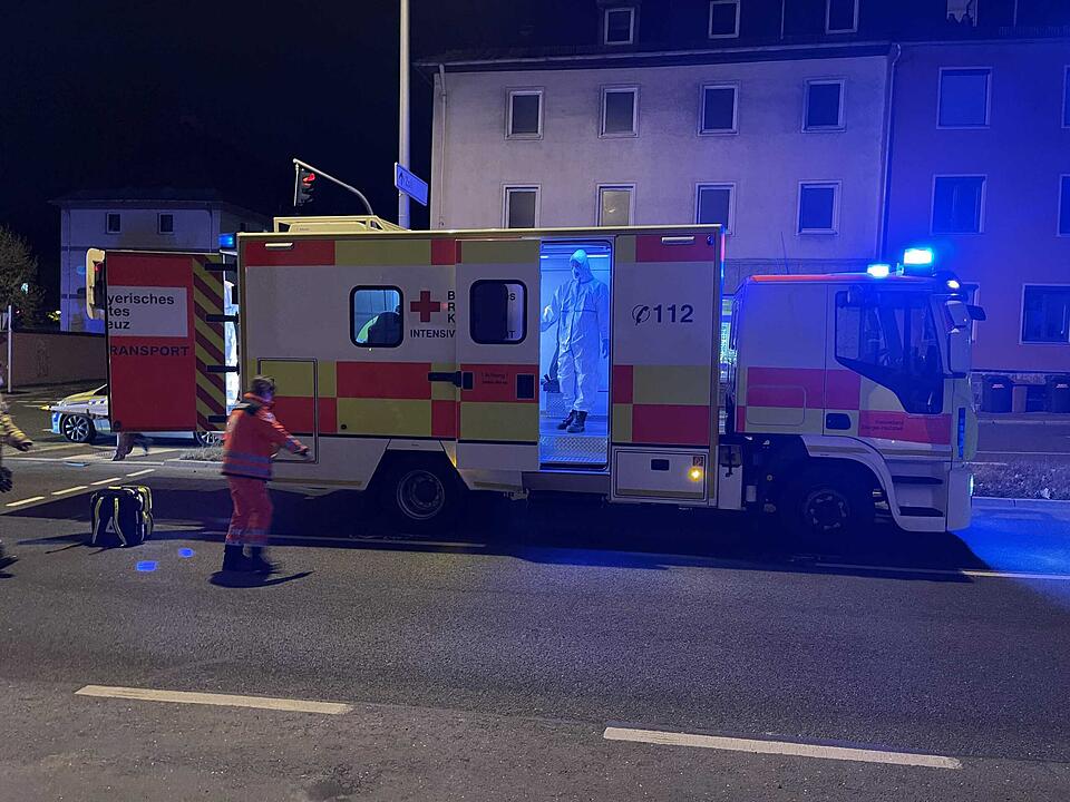 Nach Unfall mit Intensivtransportwagen: Beatmeter Corona-Patient muss auf offener Straße umgelagert werden