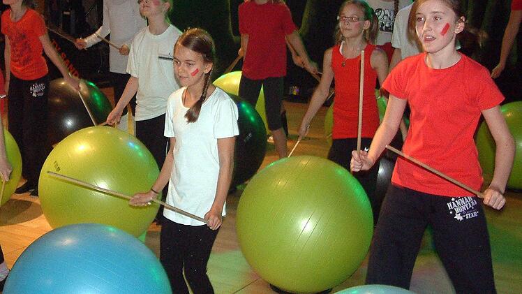 Beim Spiel mit den Gymnastikbällen zeigten die Mädchen ab elf Jahren beim Allgemeinturnen Rhythmusgefühl.