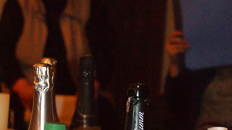 Die bunten Vögelchen, mit denen die Stadträte eingeladen wurden, und das eine oder andere Fläschchen Sekt gehören natürlich dazu.