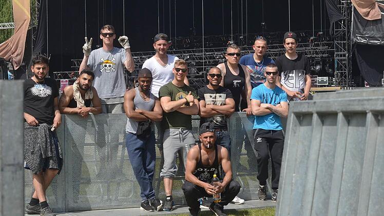 Durchtrainiert: Die Security-Jungs aus Kassel machen sich mit dem Areal vertraut. Foto: Nikolas Pelke