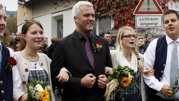 Trotz des Herbstwetters war die Stimmung gut beim Umzug mit Bürgermeister Timo Ehrhardt in Lauenstein. Fotos: Simone Büttner