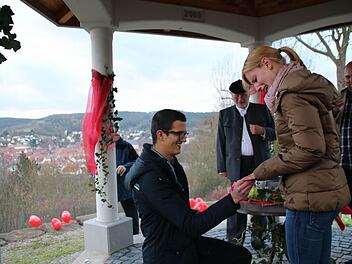Oliver Saalfeld hielt am Verlobungstempel um die Hand von Maike Löh an. Karl Beudert (im Hintergrund) hatte für die Verlobung zusammen mit Helfern des Obst- und Gartenbauvereins alles festlich arrangiert. Nur der Wind spielte nicht richtig mit und brachte die Dekoration durcheinander. Foto: Heike Beudert