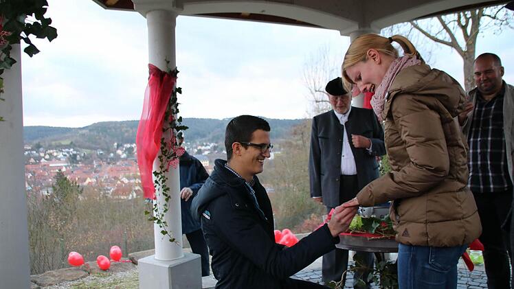 Oliver Saalfeld hielt am Verlobungstempel um die Hand von Maike Löh an. Karl Beudert (im Hintergrund) hatte für die Verlobung zusammen mit Helfern des Obst- und Gartenbauvereins alles festlich arrangiert. Nur der Wind spielte nicht richtig mit und brachte die Dekoration durcheinander. Foto: Heike Beudert