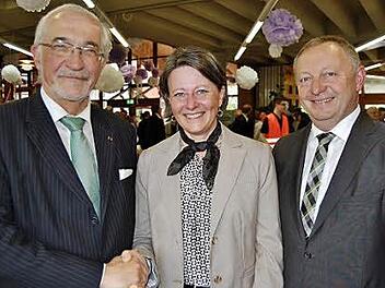 Regierungspräsident Paul Beinhofer (links) und Landrat Thomas Bold gratulierten Karin Maywald (50) zur offiziellen Amtseinführung.  Foto: Sigismund von Dobschütz