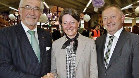 Regierungspräsident Paul Beinhofer (links) und Landrat Thomas Bold gratulierten Karin Maywald (50) zur offiziellen Amtseinführung.  Foto: Sigismund von Dobschütz
