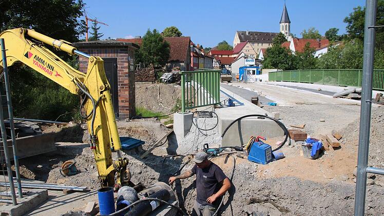 Seit April wird an der Ludwigsbrücke gearbeitet. Die Bauarbeiten sollen im August abgeschlossen werden. Das ist rund einen Monat früher als ursprünglich geplant. Foto: Heike Beudert