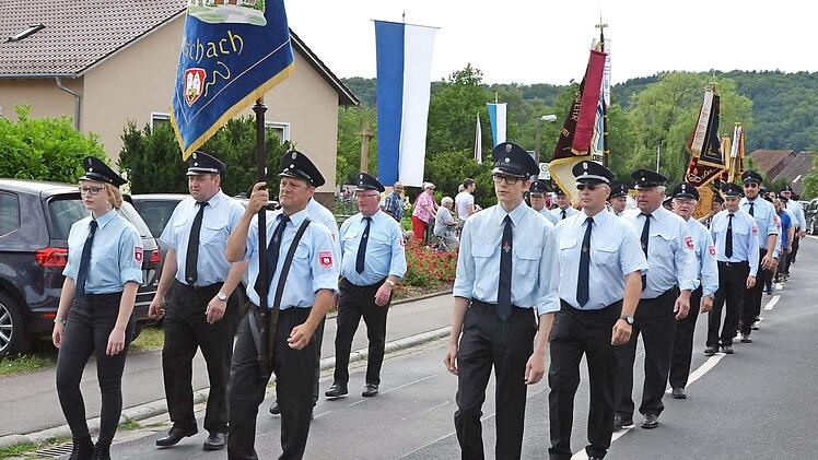 Mit Fahnen zogen die Wehren durch den Ort.  Fotos: Peter Rauch