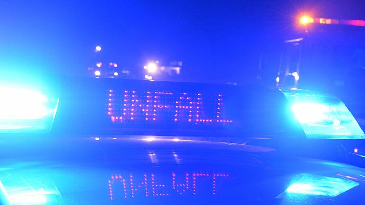 Tragischer Unfall in Unterfranken: Bei einer Kollisionen mit drei Fahrzeugen ist eine Person verstorben. Symbolfoto: Ronald Rinklef