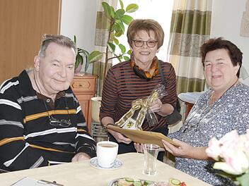 Neustadts Zweite Bürgermeisterin Elke Protzmann gratulierte Margitta und Günter Reusch im Namen der Stadt.Manja von Nijda