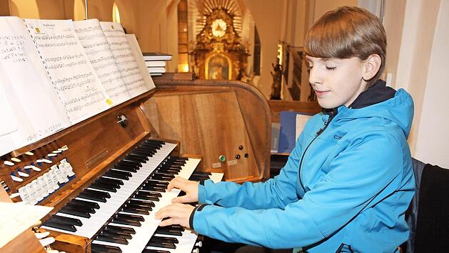 In die Musik versunken: der 13-jährige Henning Schwarz an der Orgel Foto: Evi Seeger