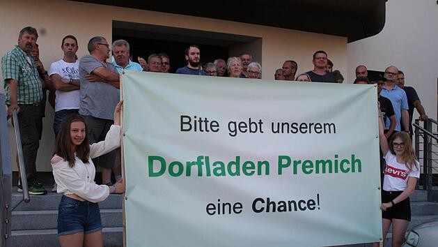 Zirka 70 Premicher verfolgten die Diskussion um ihren Dorfladen.  Foto: Gabriele Sel