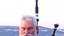 Wolfgang Baron übt mit seinem Dudelsack regelmäßig auf dem Michelsreuther Berg.