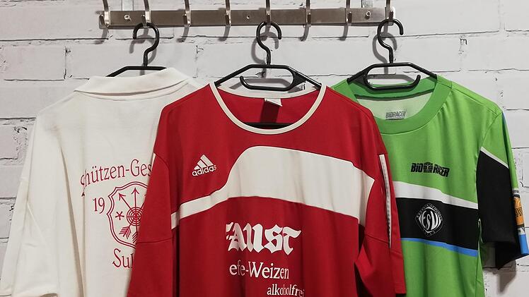 Unterfränkische Sporttrikots im Umkleideraum der Ausstellung. Foto: Sigismund von Dobschütz