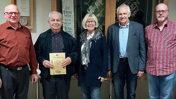 Ehrungen standen bei der Jahresversammlung des Gesangvereins Reiterswiesen an: (von links) 2. Vorsitzender Elmar Brehm, Raimund Kuhn, Elfriede Rauer, Robert Kiesel und Vorsitzender Stefan Greubel.