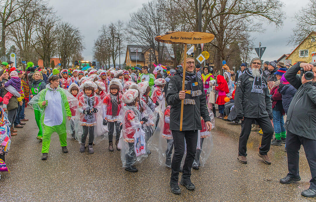 Buntes Faschingstreiben begeistert groß und klein.