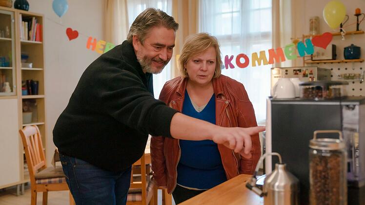 Tina (Gabriela Maria Schmeide) und ihr Mann Harry (Alexander Hörbe) können sich auch über die kleineren Dinge im Leben freuen.