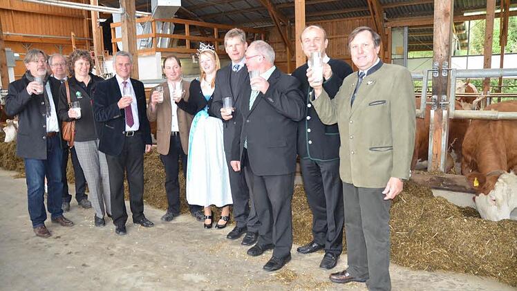 Ein Prost und ein Hoch auf die gesunde Milch im Kuhstall von Matthias Renner. Von links Guido Winter (Leitender Landwirtschaftsdirektor Amt für Ernährung, Landwirtschaft und Forsten Kulmbach), Forstdirektor Michael Schneider, Kreisbäuerin Rosa Zehnter, Landrat Oswald Marr, Matthias Renner, Carola Reiner (Bayerische Milchprinzessin), Klaus Siegelin, Erwin Schwarz, Ralf Pohl und Alfred Hofmann.