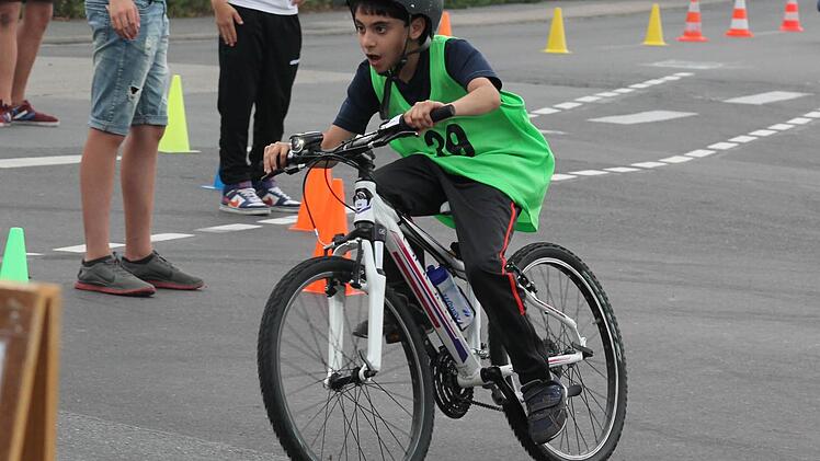 Iman Esragh (Grundschule Süd) heizte über die Radstrecke.