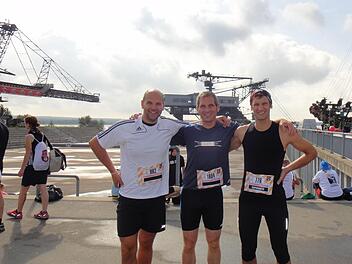 Vor dem Start gab es noch ein entspanntes Lächeln von Dirk Schneider, Stefan Reif-Beck und Boris Pöhlmann (von links) vor der futuristischen Kulisse eines ehemaligen Tagebau- Geländes der Stadt aus Eisen, Ferropolis. Foto: Karl-Heinz Hofmann