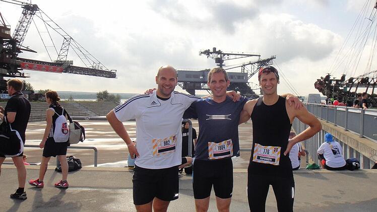 Vor dem Start gab es noch ein entspanntes Lächeln von Dirk Schneider, Stefan Reif-Beck und Boris Pöhlmann (von links) vor der futuristischen Kulisse eines ehemaligen Tagebau- Geländes der Stadt aus Eisen, Ferropolis. Foto: Karl-Heinz Hofmann
