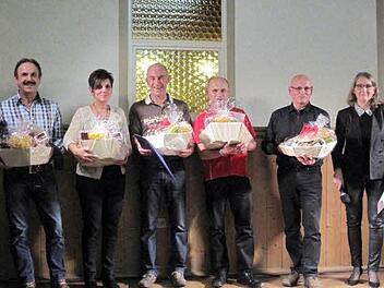 Geschäftsführerin Barbara Schmitt (r.) ehrte bei der diesjährigen Weihnachtsfeier (v. l.) Günter Krick, Alexandra Gessner, Dietmar Wemmer, Norbert Gensler sowie Hartwig Krenzer. Foto: Schmitt Gruppe