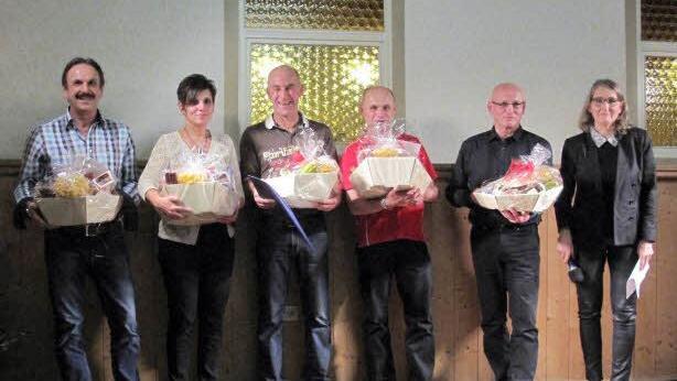 Geschäftsführerin Barbara Schmitt (r.) ehrte bei der diesjährigen Weihnachtsfeier (v. l.) Günter Krick, Alexandra Gessner, Dietmar Wemmer, Norbert Gensler sowie Hartwig Krenzer. Foto: Schmitt Gruppe