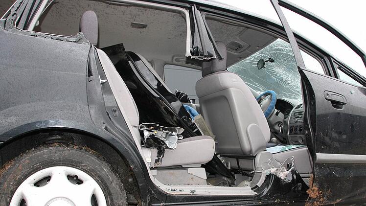 Um an die beiden Verletzten Frauen zu kommen, schnitt die Feuerwehr die Seite und das Dach auf. Foto: Ralf Ruppert