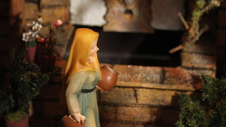 Der Brunnen ist absolut funktionstüchtig, er kann sogar mit Wasser gefüllt werden und hat eine Mini-Pumpe integriert.