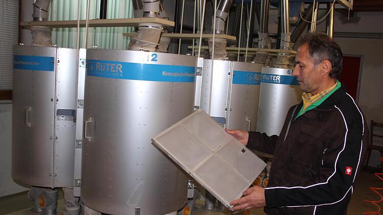 Mit Hilfe solcher ganz feiner Siebe in den Rüttelbehältern werden die groben Teile beim Mahlen des Mehls herausgefiltert. Foto: Friedwald Schedel