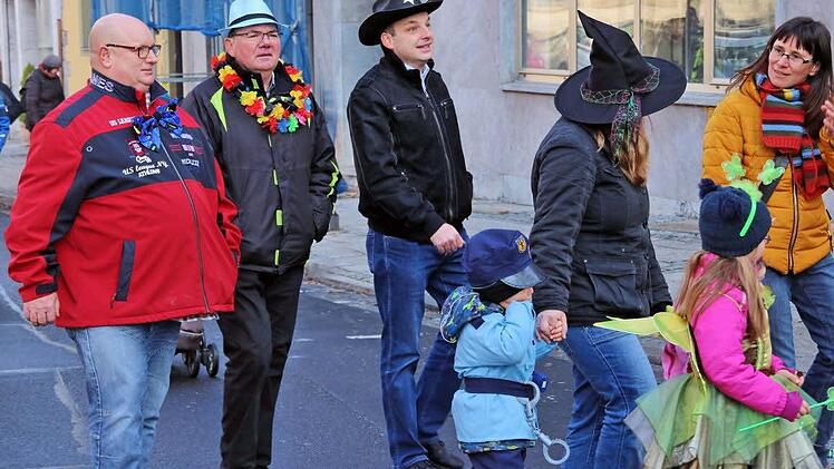 Bei Sonnenschein tanzen, schunkeln und singen kleine und große Narren beim "Faschingsfez" auf dem Anger. Nicht nur die Organisatoren freut's. Foto: Dieter Britz