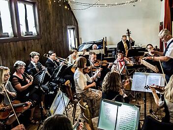 Der Musizierkreis Neustadt unter Leitung von Norbert Luche gestaltete seine Kaffeehausmusik in Meilschnitz. Foto: Jochen Berger