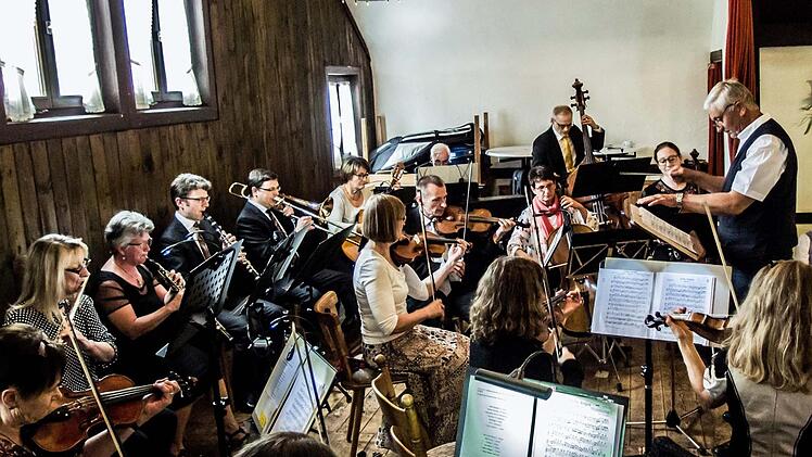 Der Musizierkreis Neustadt unter Leitung von Norbert Luche gestaltete seine Kaffeehausmusik in Meilschnitz. Foto: Jochen Berger