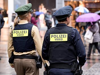 Videoüberwachung: Zwei Polizistinnen gehen in München mit mobilen Körperkameras auf Streife. Foto: Sven Hoppe/dpa