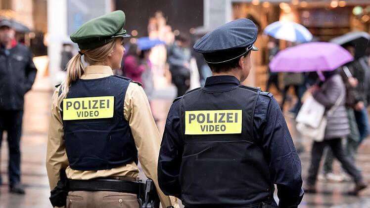 Videoüberwachung: Zwei Polizistinnen gehen in München mit mobilen Körperkameras auf Streife. Foto: Sven Hoppe/dpa