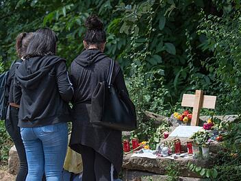 Junge Frauen legen an einer provisorischen Gedenkst&auml;tte f&uuml;r die get&ouml;tete Susanna F. Blumen nieder und entz&uuml;nden Kerzen. Die 14-j&auml;hrige wurde Opfer eines Sexualdeliktes. Der mutma&szlig;liche T&auml;ter hatte sich in sein Heimatland Irak abgesetzt, wo er mittlerweile festgenommen wurde. Foto: Boris Roessler/dpa