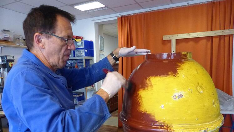 Restaurator Franz Schirmer grundiert die Kugel mit Rostschutzfarbe auf Ölbasis. Foto: Petra Zenkel-Schirmer