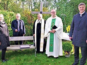 Zu einem Erinnerungsfoto stellten sich nach der würdigen Gedenkfeier (von links) MdL Beate Meißner, Bürgermeister Rainer Detsch, Pfarrer Michael Foltin, Diözesanrat Sebastian Rauer und Bürgermeister Andreas Meusel.  Fotos: Gerd Fleischmann