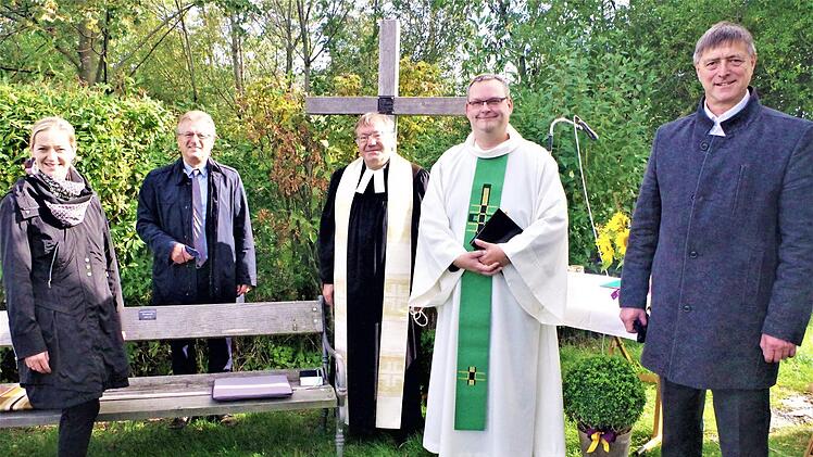Zu einem Erinnerungsfoto stellten sich nach der würdigen Gedenkfeier (von links) MdL Beate Meißner, Bürgermeister Rainer Detsch, Pfarrer Michael Foltin, Diözesanrat Sebastian Rauer und Bürgermeister Andreas Meusel.  Fotos: Gerd Fleischmann