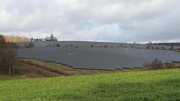 Eine solche Freiflächen-Photovoltaikanlage wie diese hier in Rentweinsdorf war als Bürgersolarpark in Welsberg geplant. Der Itzgründer Gemeinderat hat dieses Vorhaben am Mittwoch abgelehnt.